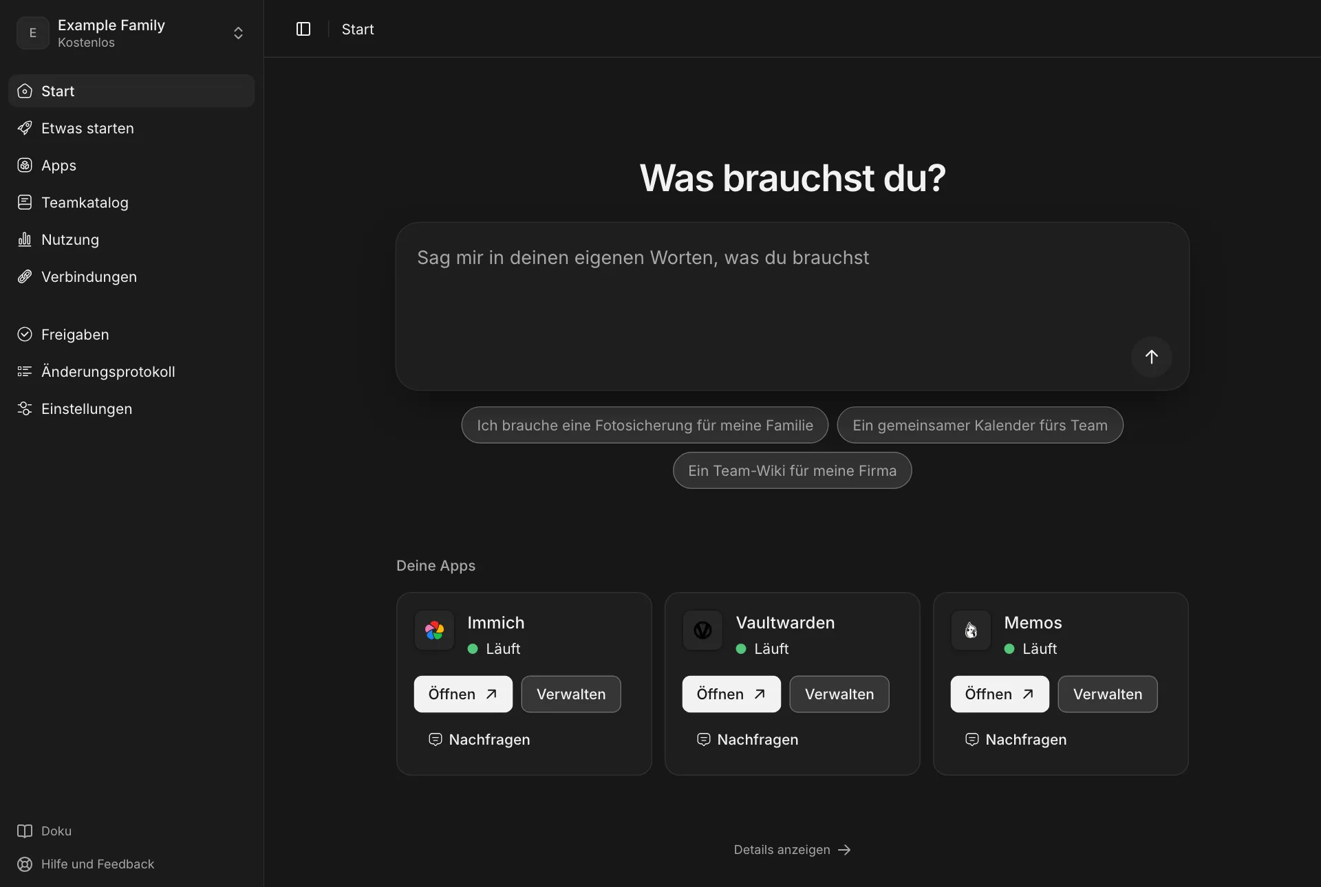 Die Startseite in der einfachen Ansicht: ein Feld für deinen Wunsch, darunter laufen Immich, Vaultwarden und Memos.