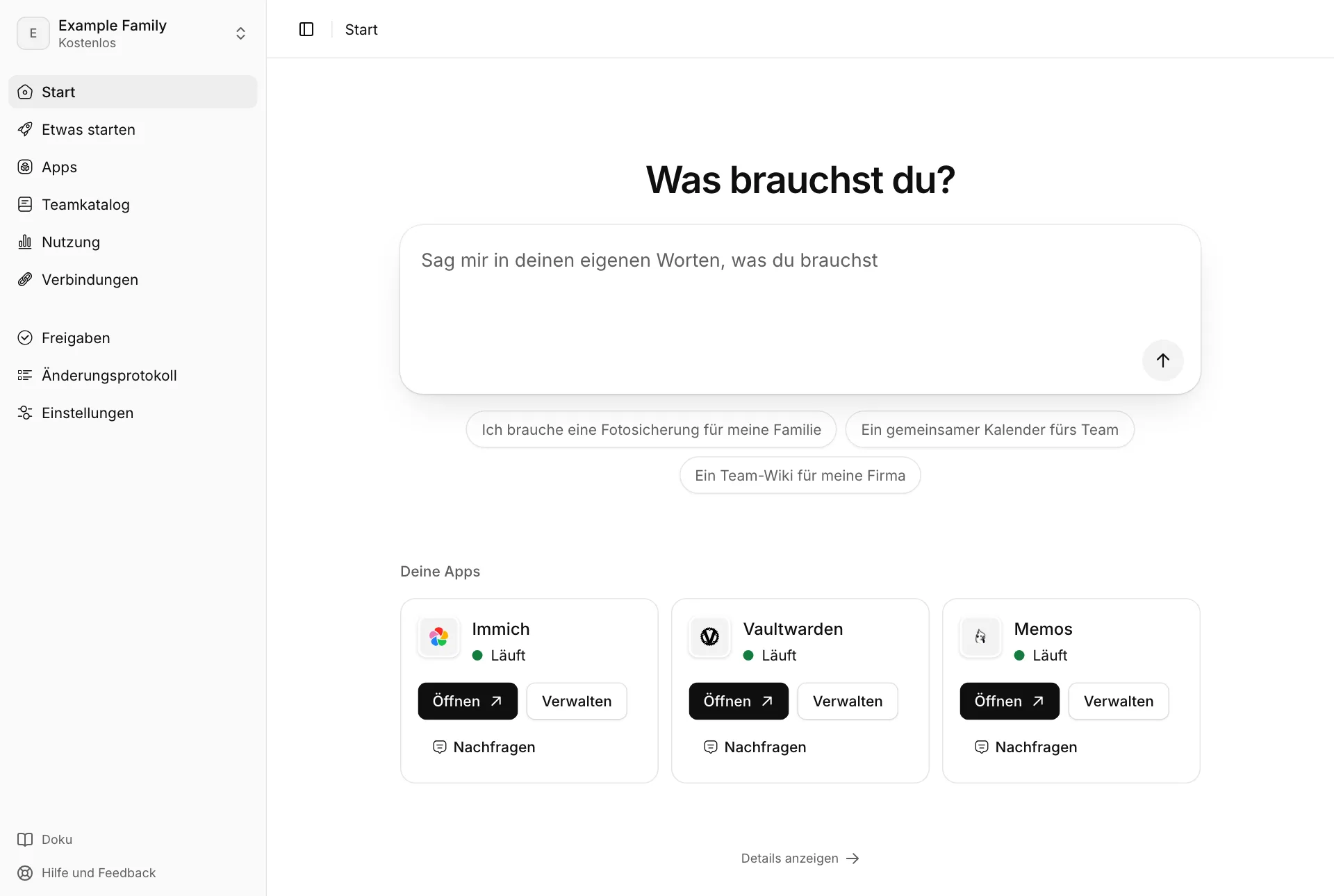 Die Startseite in der einfachen Ansicht: ein Feld für deinen Wunsch, darunter laufen Immich, Vaultwarden und Memos.