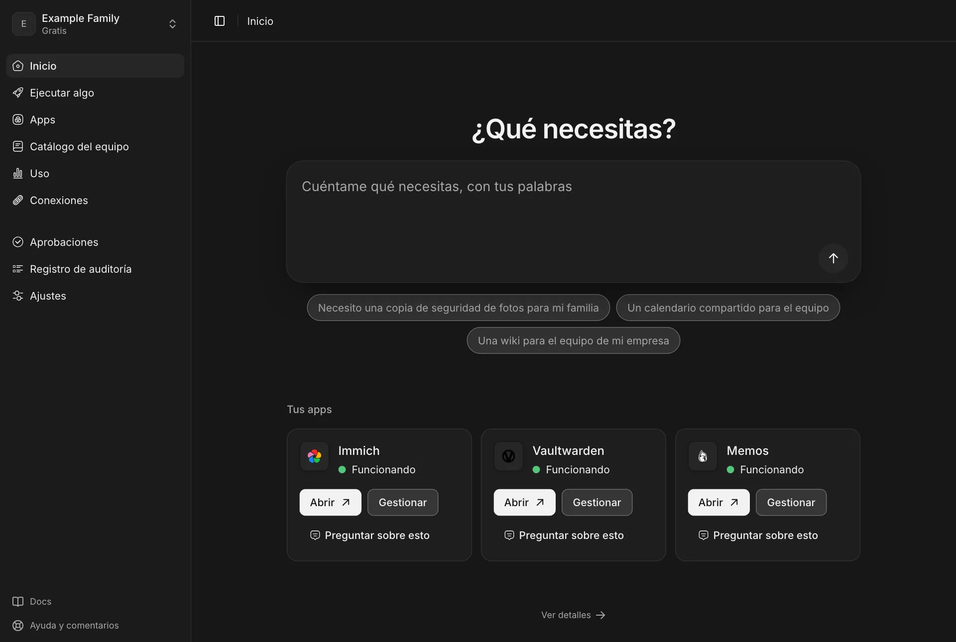 La página de inicio en la vista sencilla: un cuadro para pedir lo que necesitas e Immich, Vaultwarden y Memos en marcha.