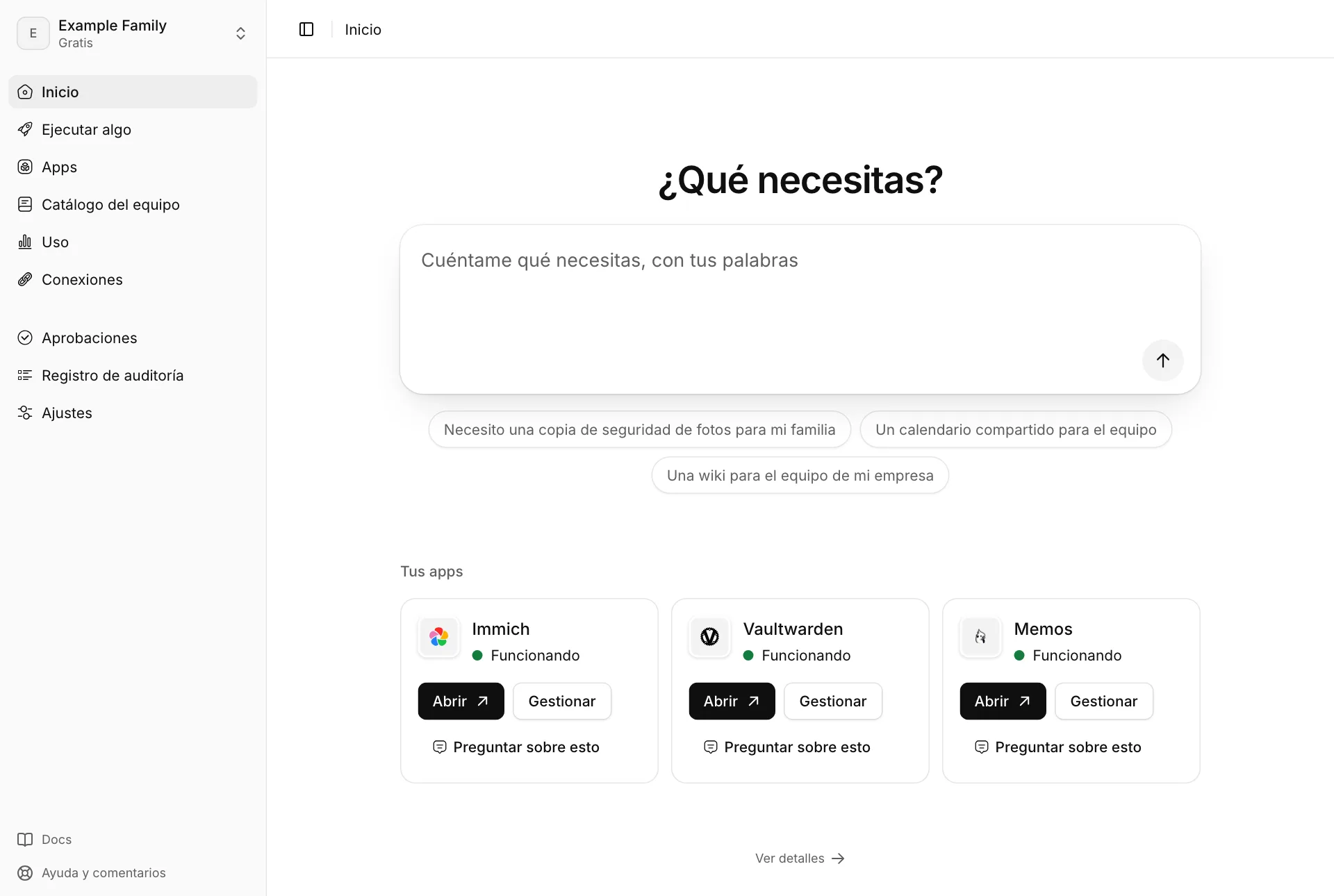 La página de inicio en la vista sencilla: un cuadro para pedir lo que necesitas e Immich, Vaultwarden y Memos en marcha.